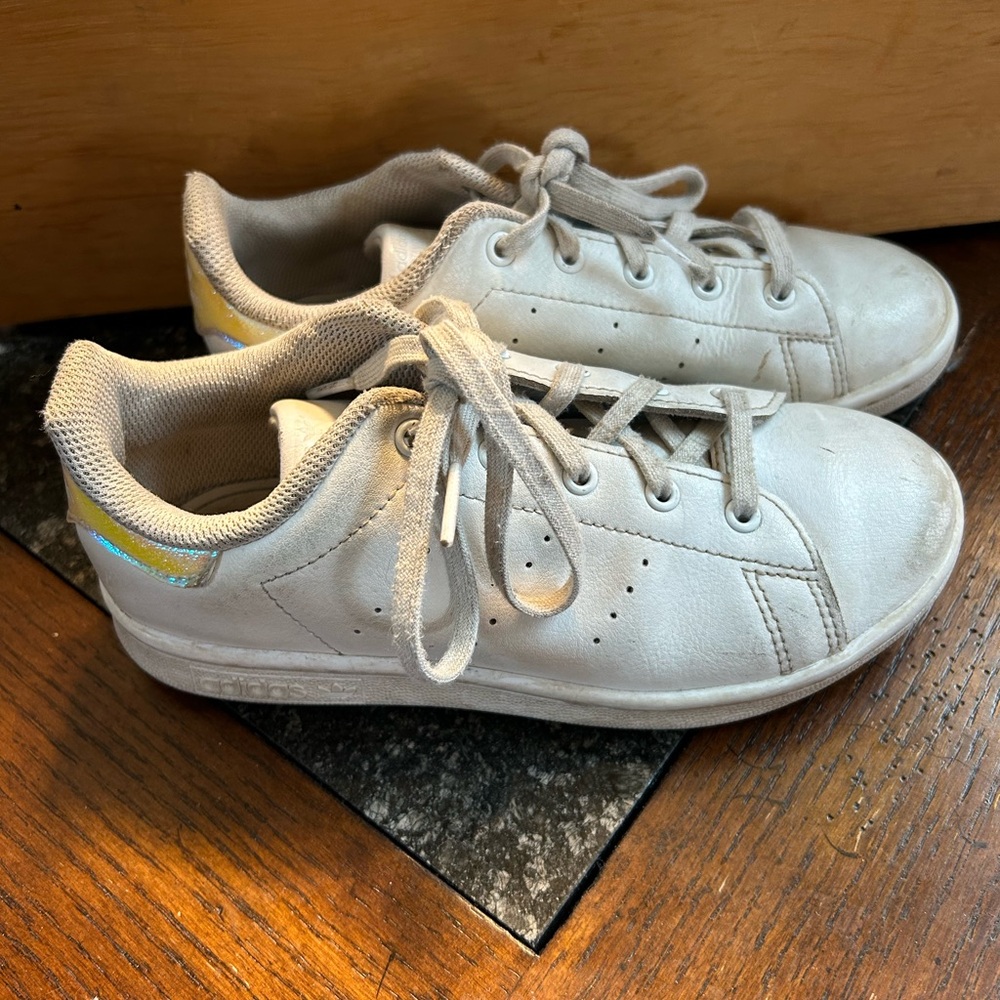 Girl’s size 1 Stan Smith white Adidas with iridescent back - Picture 9 of 14
